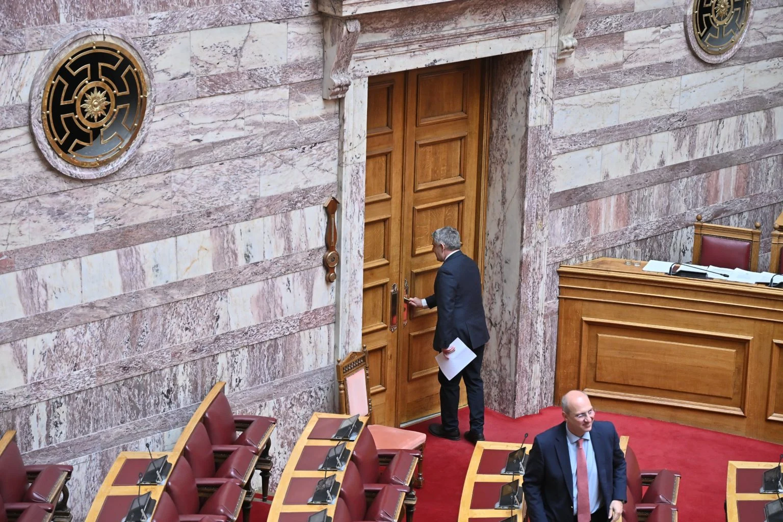 «Κωνσταντινόπουλος για υποκλοπές: Συνέβαλα να μην ενημερωθεί άτυπα ο Ανδρουλάκης από την κυβέρνηση – Παραδίδει την έδρα»